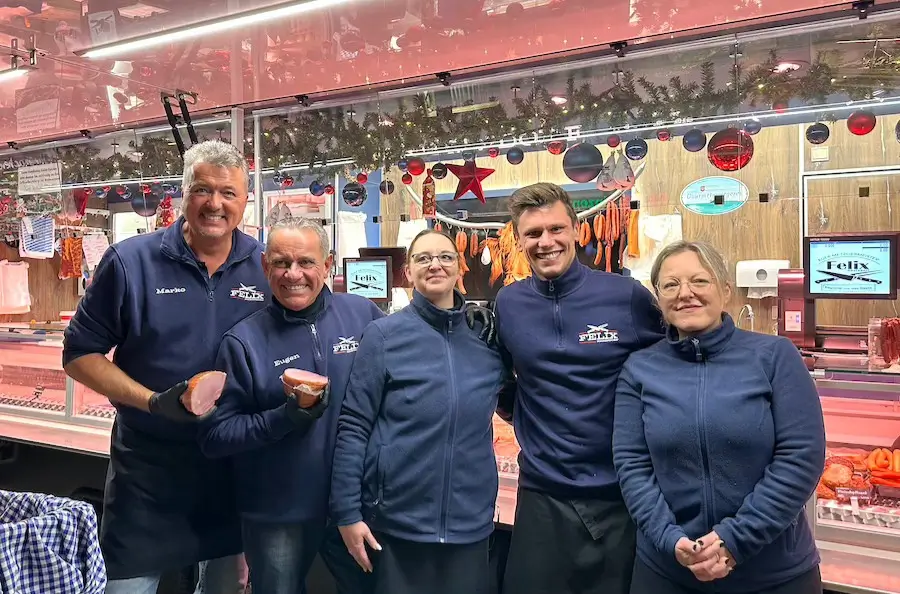 Team von Metzgermeister Felix Rheindorf am Marktstand mit frischem regionalem Fleisch<br />
